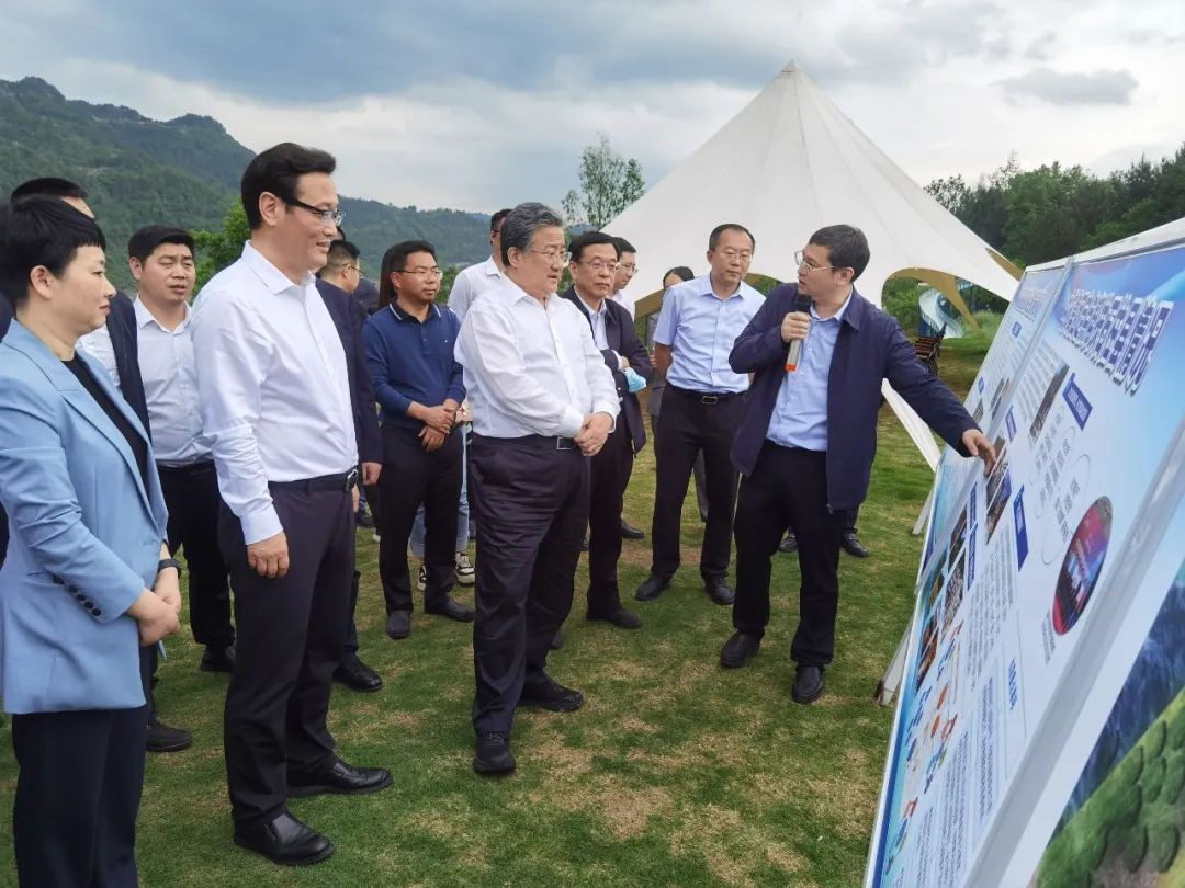 余剑锋赴石柱调研：没有会议室，只有“泥土气”
