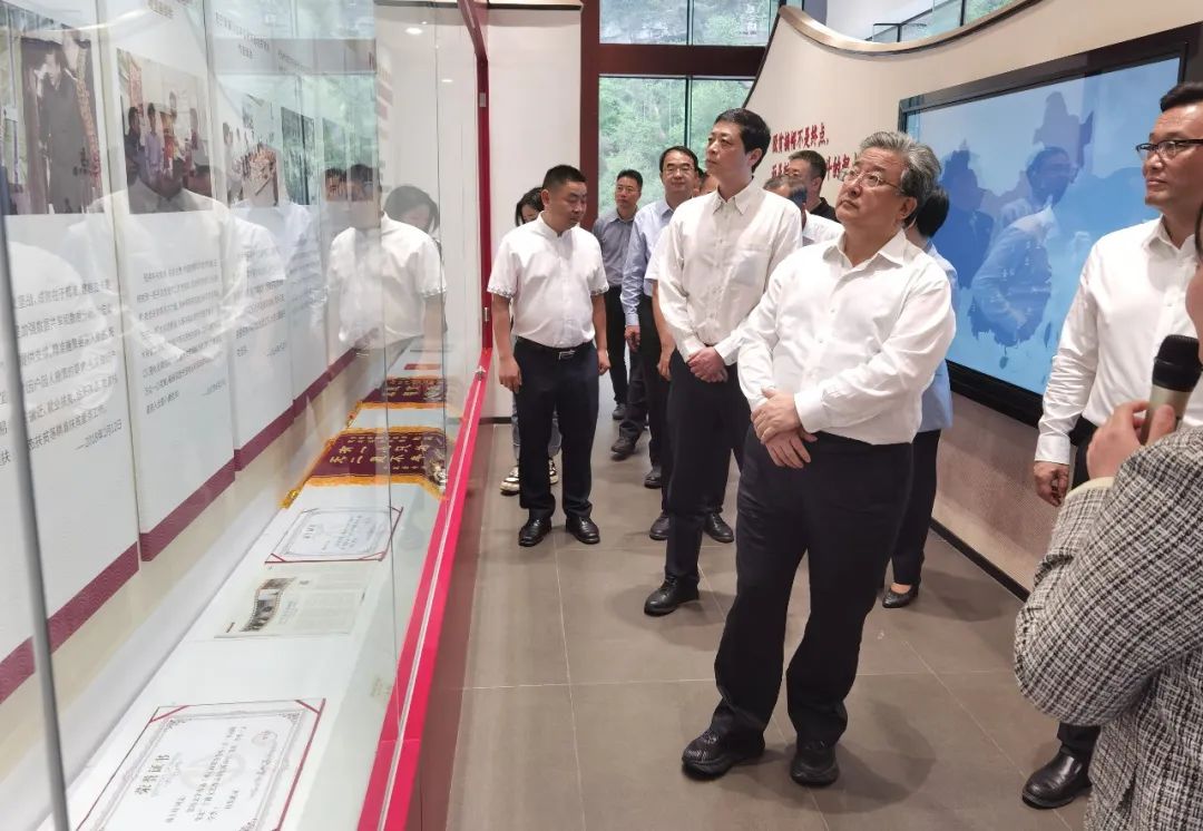 余剑锋赴石柱调研：没有会议室，只有“泥土气”