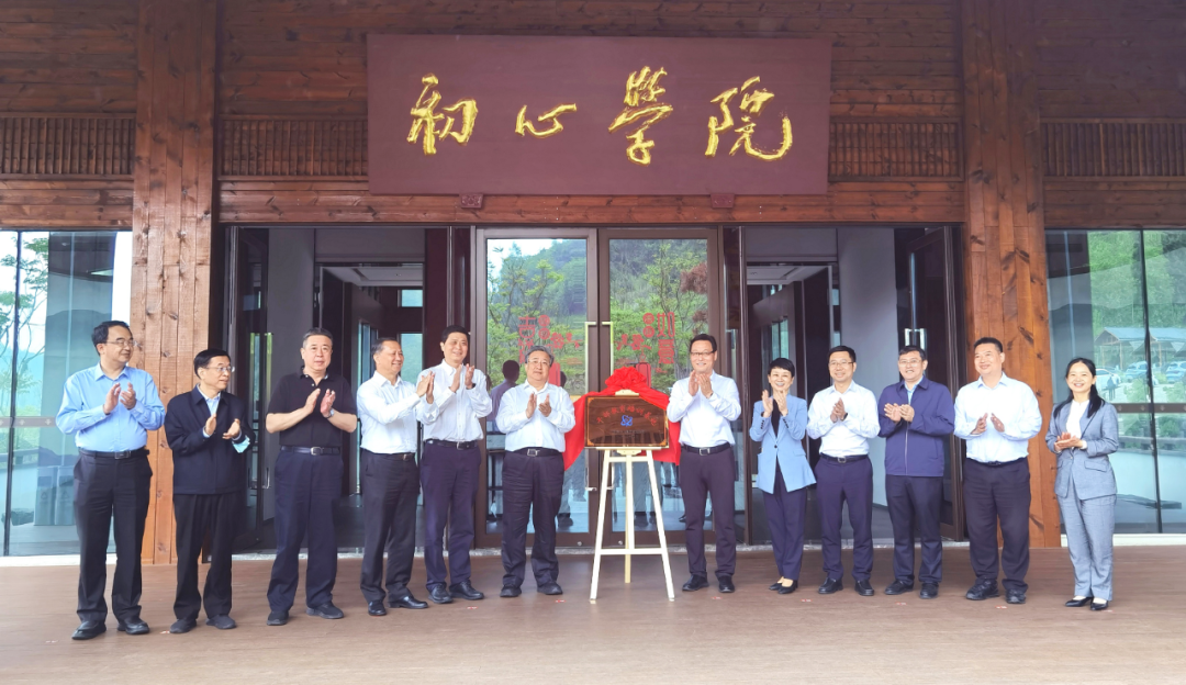 余剑锋赴石柱调研：没有会议室，只有“泥土气”